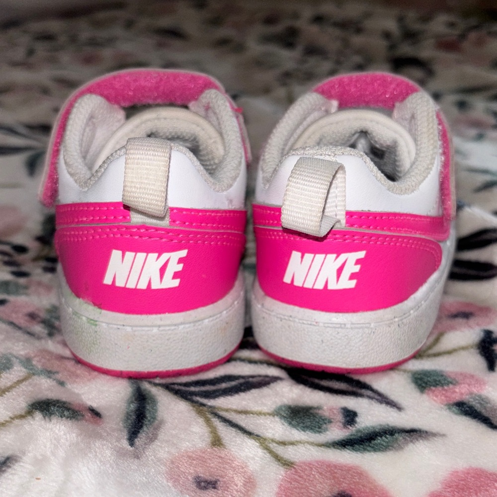 Nike Kids Sneakers in Pink and White - Picture 4 of 6